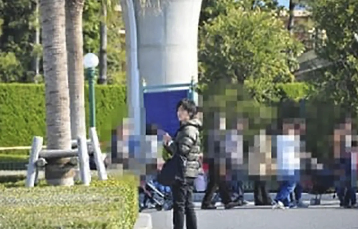 ご利用者様と待ち合わせる男性スタッフの写真