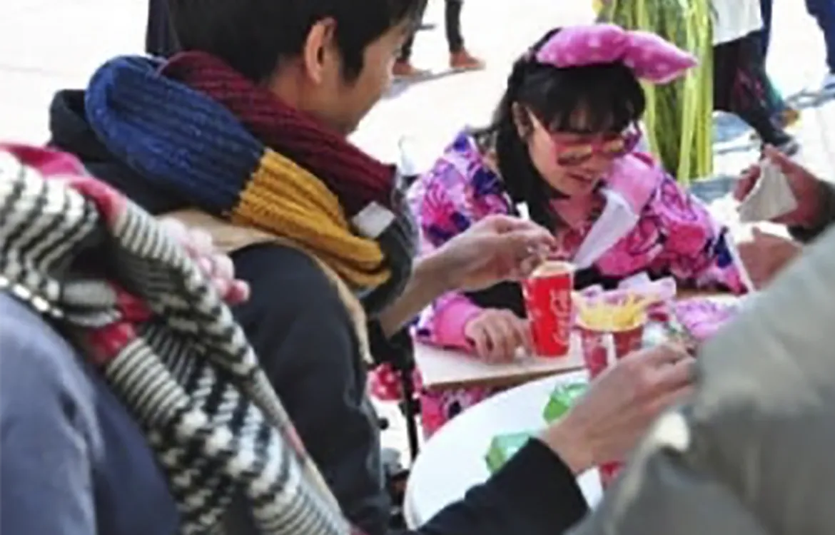 食事の介助を行う男性スタッフ